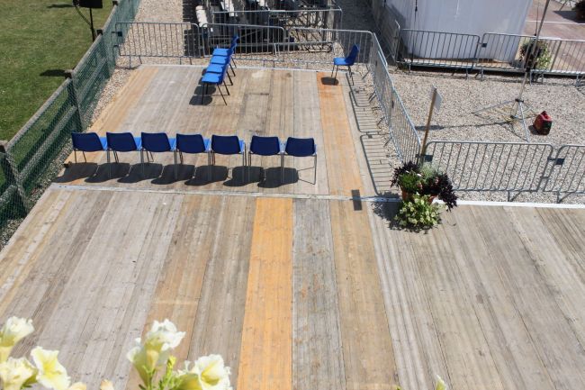 Zone PMR pour permettre une meilleur visibilité du meeting